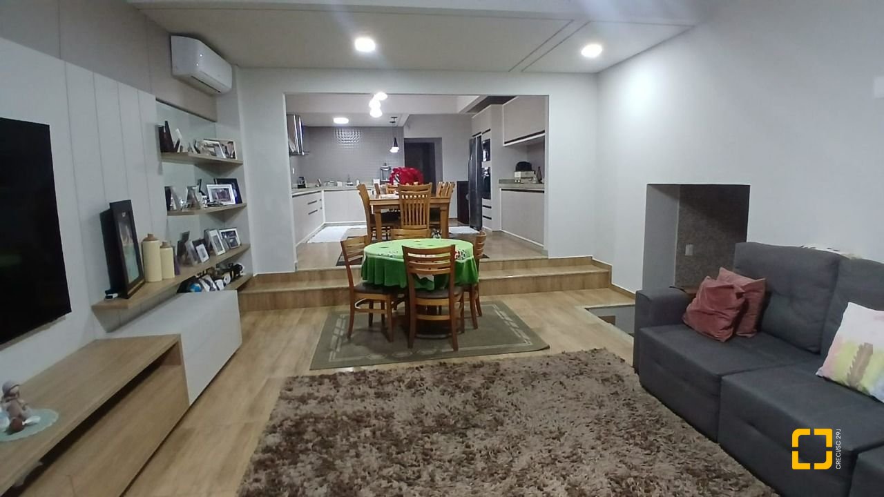 Casa com 271m², 3 quartos (sendo 1 suíte), 2 garagens, no bairro Barreiros em São José