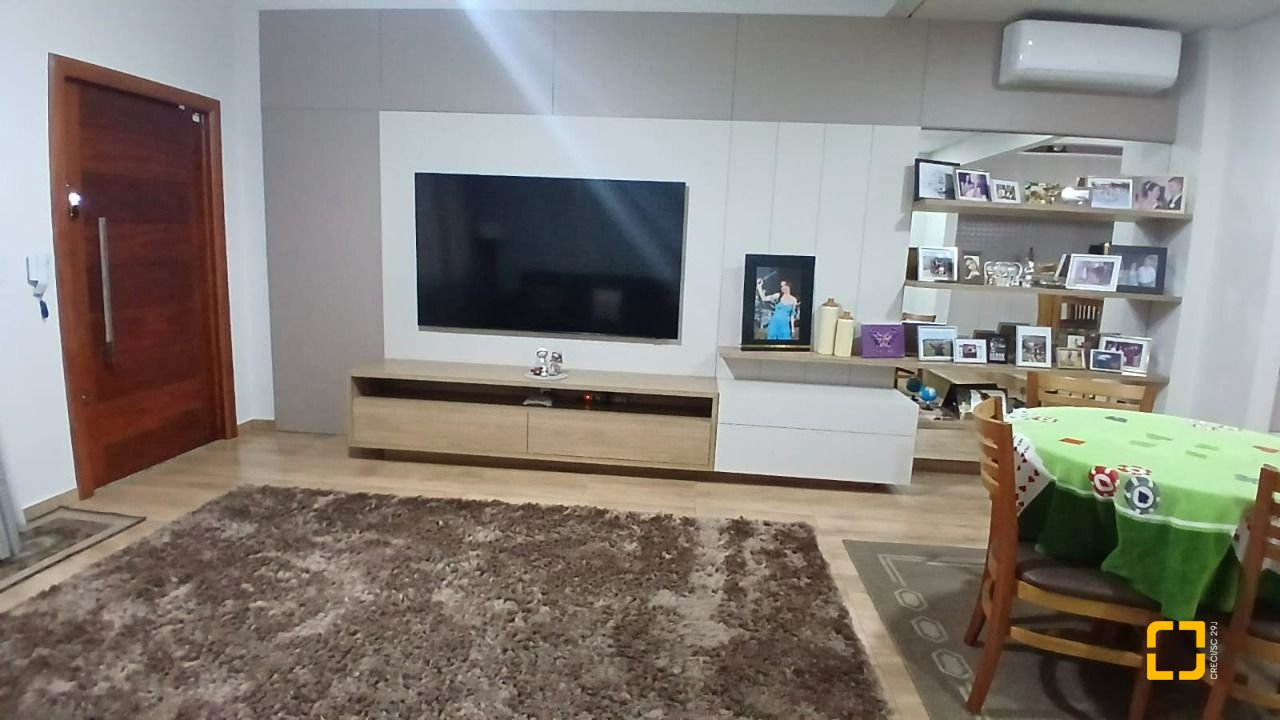 Casa com 271m², 3 quartos (sendo 1 suíte), 2 garagens, no bairro Barreiros em São José