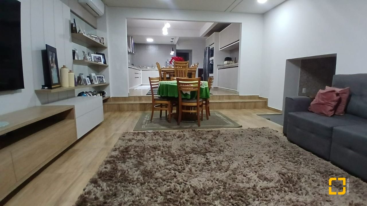 Casa com 271m², 3 quartos (sendo 1 suíte), 2 garagens, no bairro Barreiros em São José