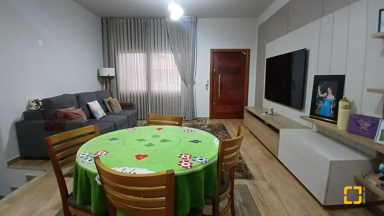 Casa com 271m², 3 quartos (sendo 1 suíte), 2 garagens, no bairro Barreiros em São José