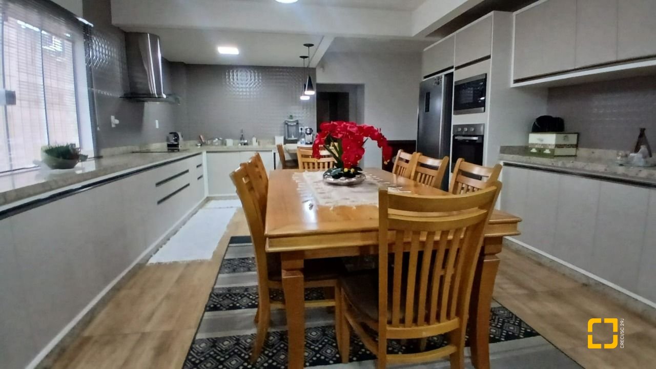 Casa com 271m², 3 quartos (sendo 1 suíte), 2 garagens, no bairro Barreiros em São José