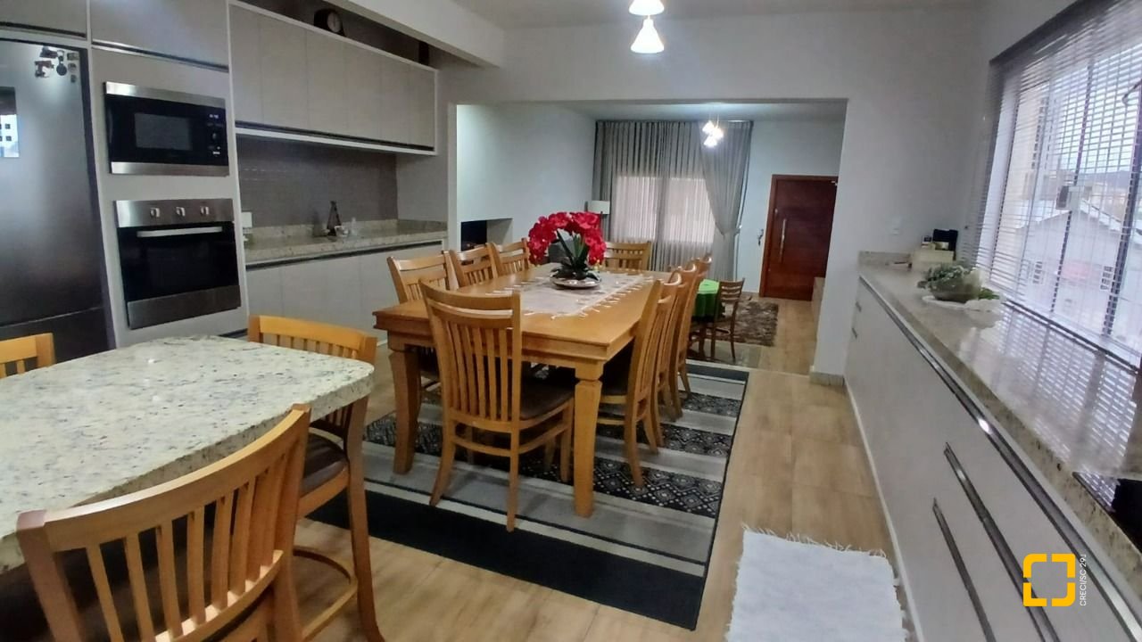 Casa com 271m², 3 quartos (sendo 1 suíte), 2 garagens, no bairro Barreiros em São José