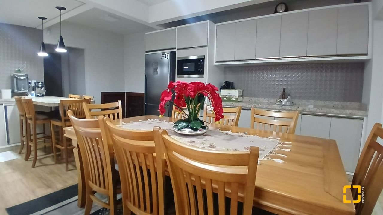 Casa com 271m², 3 quartos (sendo 1 suíte), 2 garagens, no bairro Barreiros em São José