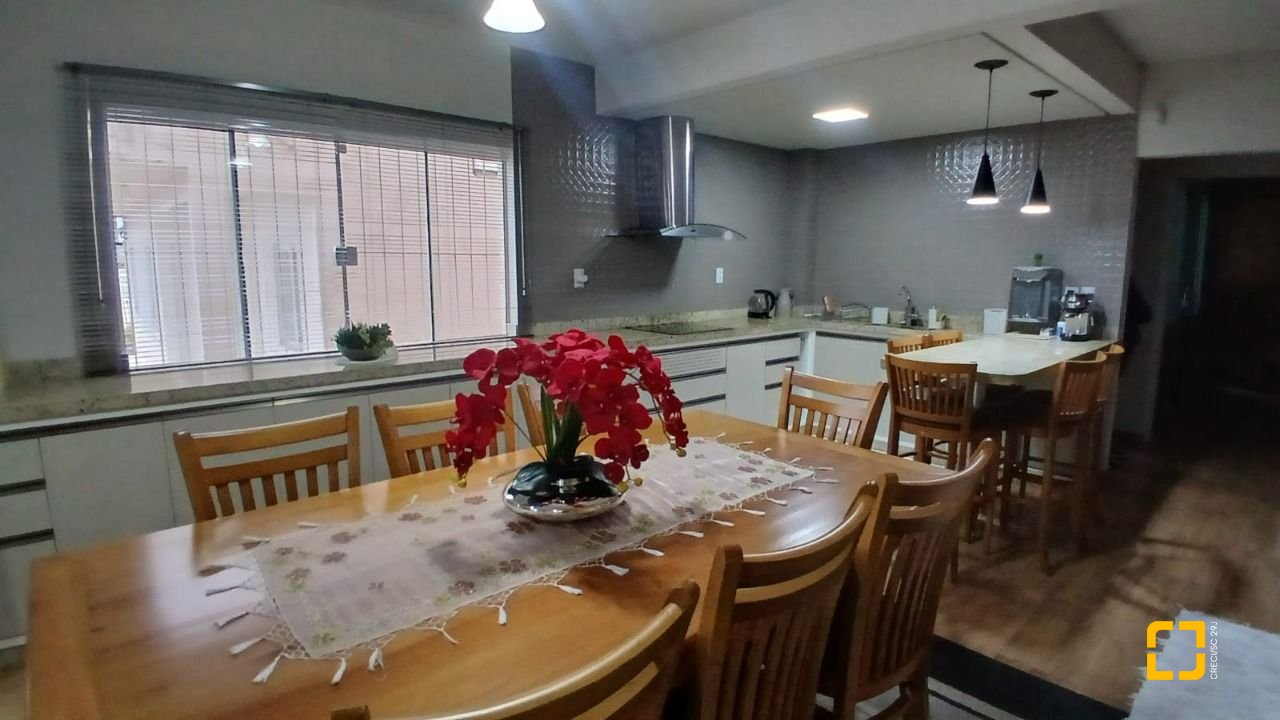 Casa com 271m², 3 quartos (sendo 1 suíte), 2 garagens, no bairro Barreiros em São José