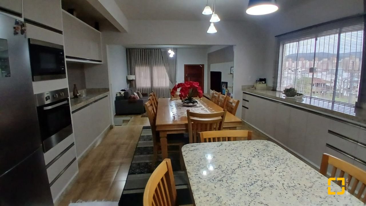 Casa com 271m², 3 quartos (sendo 1 suíte), 2 garagens, no bairro Barreiros em São José