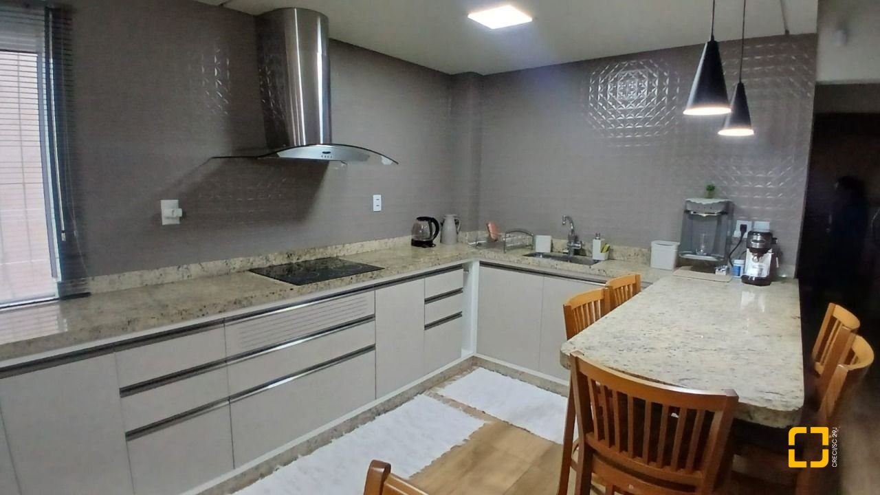 Casa com 271m², 3 quartos (sendo 1 suíte), 2 garagens, no bairro Barreiros em São José