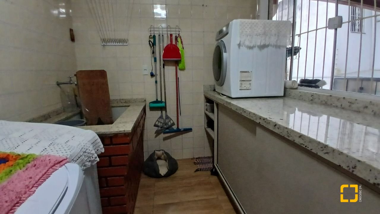 Casa com 271m², 3 quartos (sendo 1 suíte), 2 garagens, no bairro Barreiros em São José
