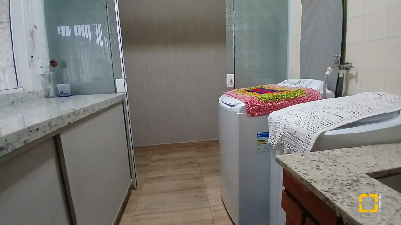 Casa com 271m², 3 quartos (sendo 1 suíte), 2 garagens, no bairro Barreiros em São José