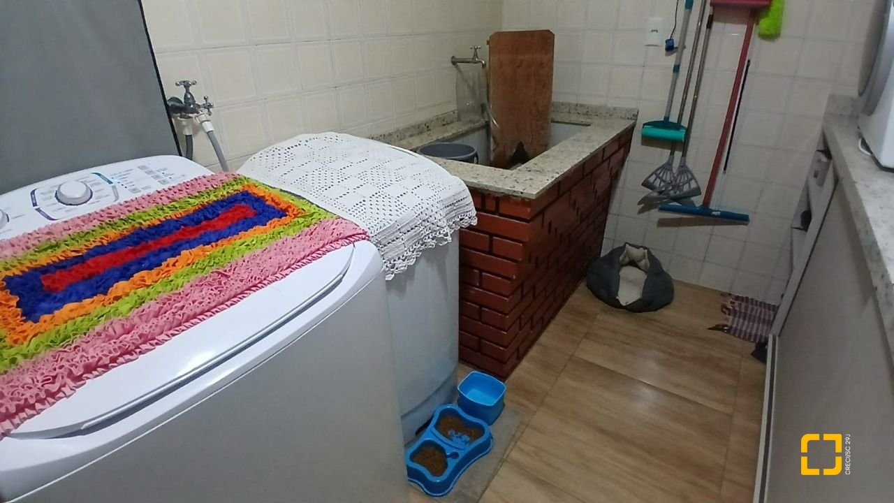 Casa com 271m², 3 quartos (sendo 1 suíte), 2 garagens, no bairro Barreiros em São José