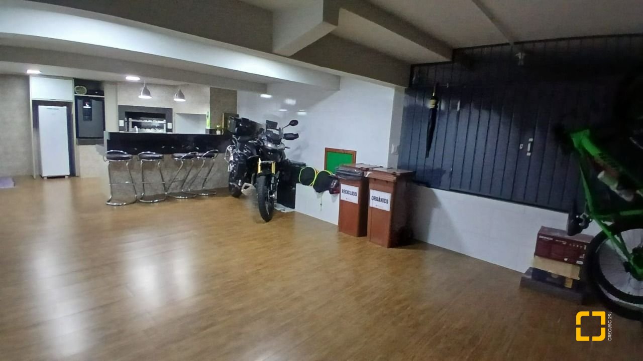 Casa com 271m², 3 quartos (sendo 1 suíte), 2 garagens, no bairro Barreiros em São José