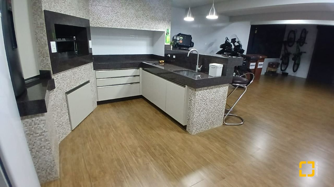 Casa com 271m², 3 quartos (sendo 1 suíte), 2 garagens, no bairro Barreiros em São José