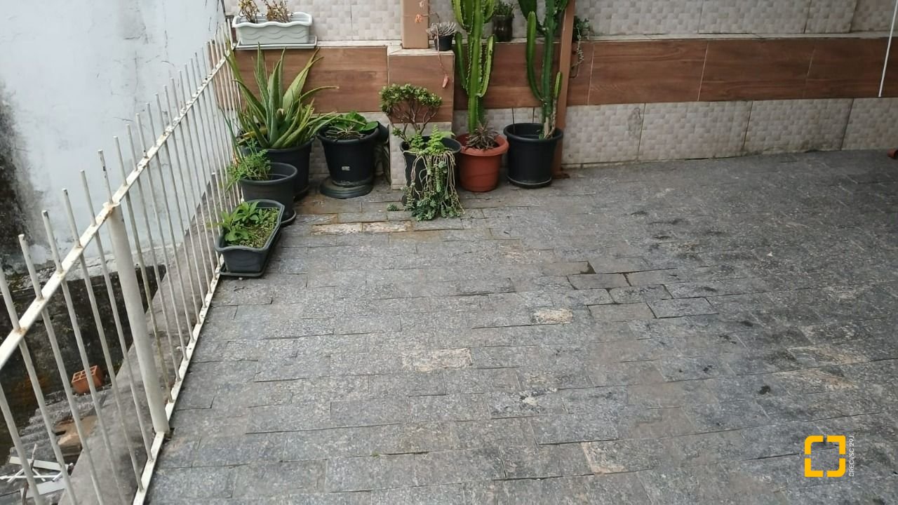 Casa com 271m², 3 quartos (sendo 1 suíte), 2 garagens, no bairro Barreiros em São José