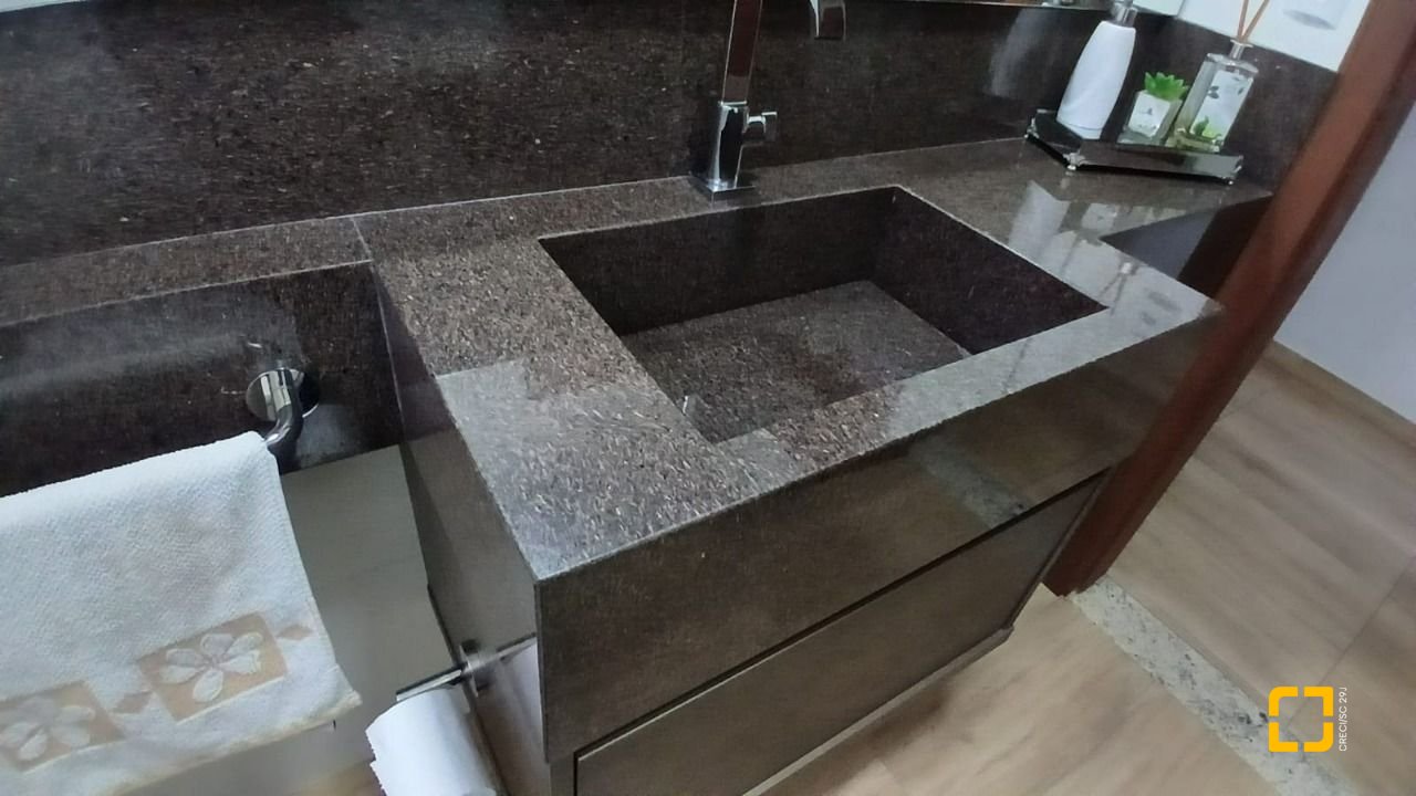 Casa com 271m², 3 quartos (sendo 1 suíte), 2 garagens, no bairro Barreiros em São José