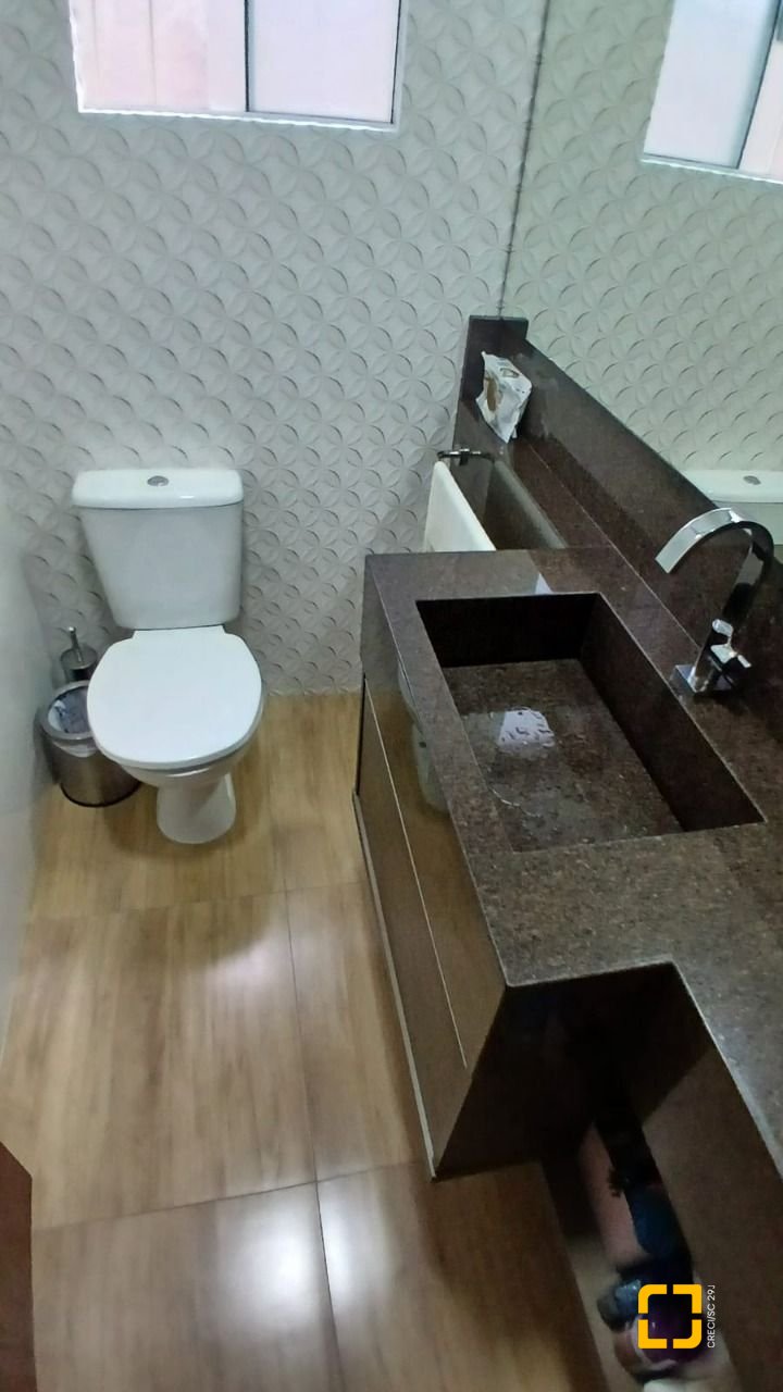 Casa com 271m², 3 quartos (sendo 1 suíte), 2 garagens, no bairro Barreiros em São José