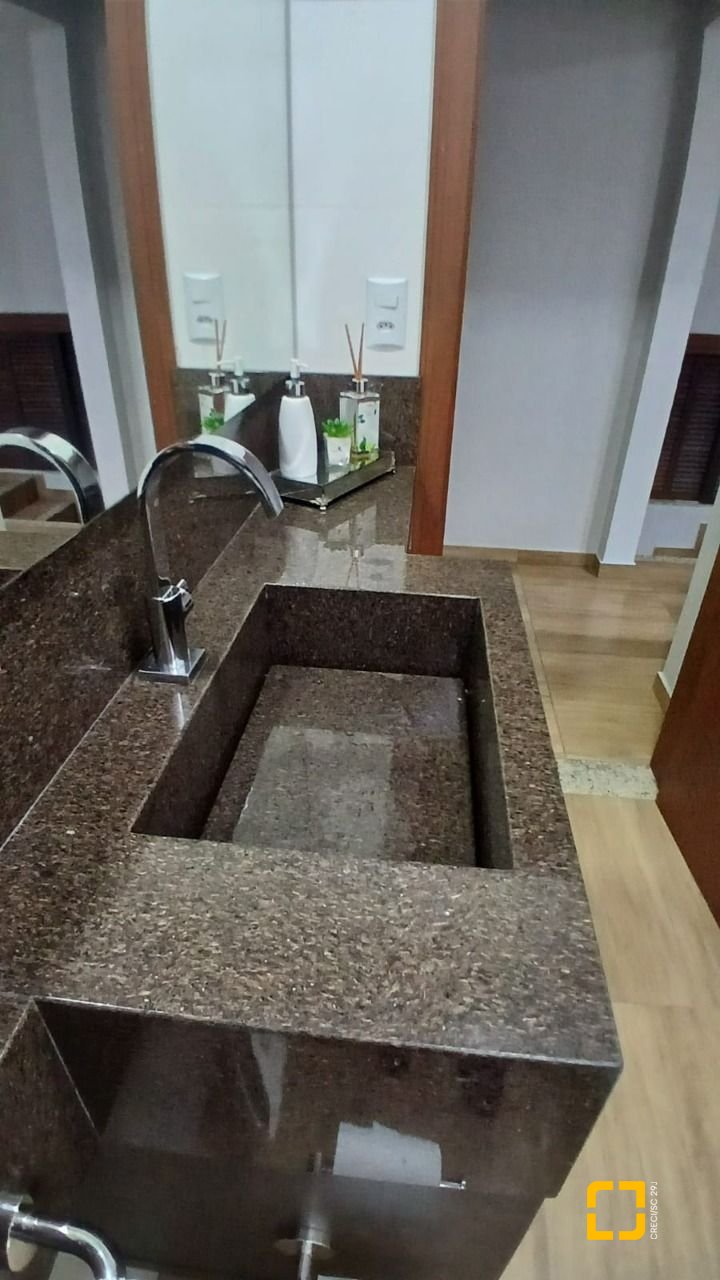 Casa com 271m², 3 quartos (sendo 1 suíte), 2 garagens, no bairro Barreiros em São José