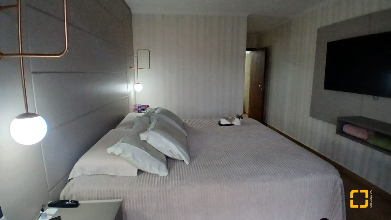 Casa com 271m², 3 quartos (sendo 1 suíte), 2 garagens, no bairro Barreiros em São José