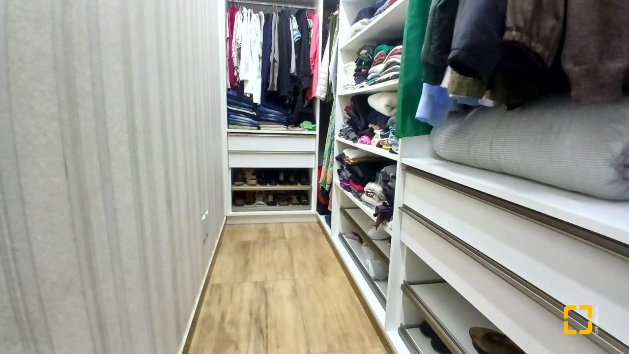 Casa com 271m², 3 quartos (sendo 1 suíte), 2 garagens, no bairro Barreiros em São José