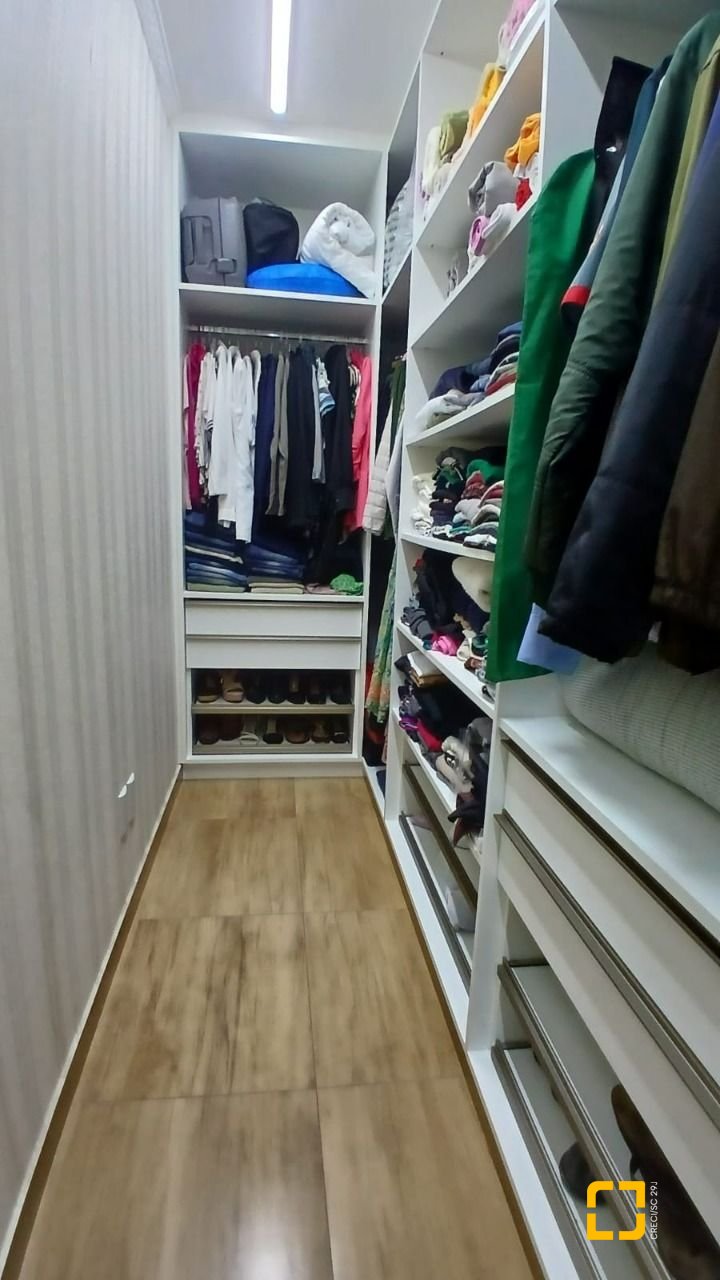 Casa com 271m², 3 quartos (sendo 1 suíte), 2 garagens, no bairro Barreiros em São José