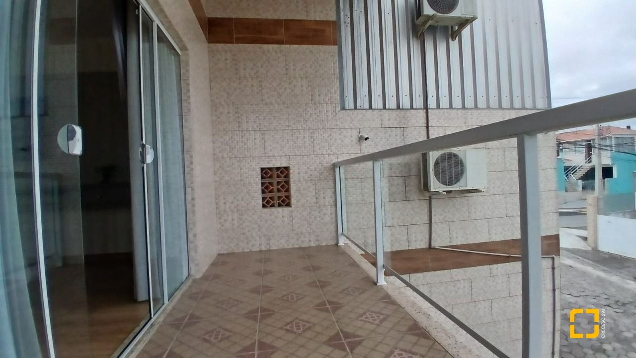 Casa com 271m², 3 quartos (sendo 1 suíte), 2 garagens, no bairro Barreiros em São José
