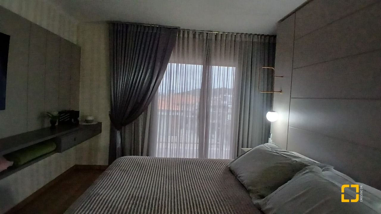 Casa com 271m², 3 quartos (sendo 1 suíte), 2 garagens, no bairro Barreiros em São José
