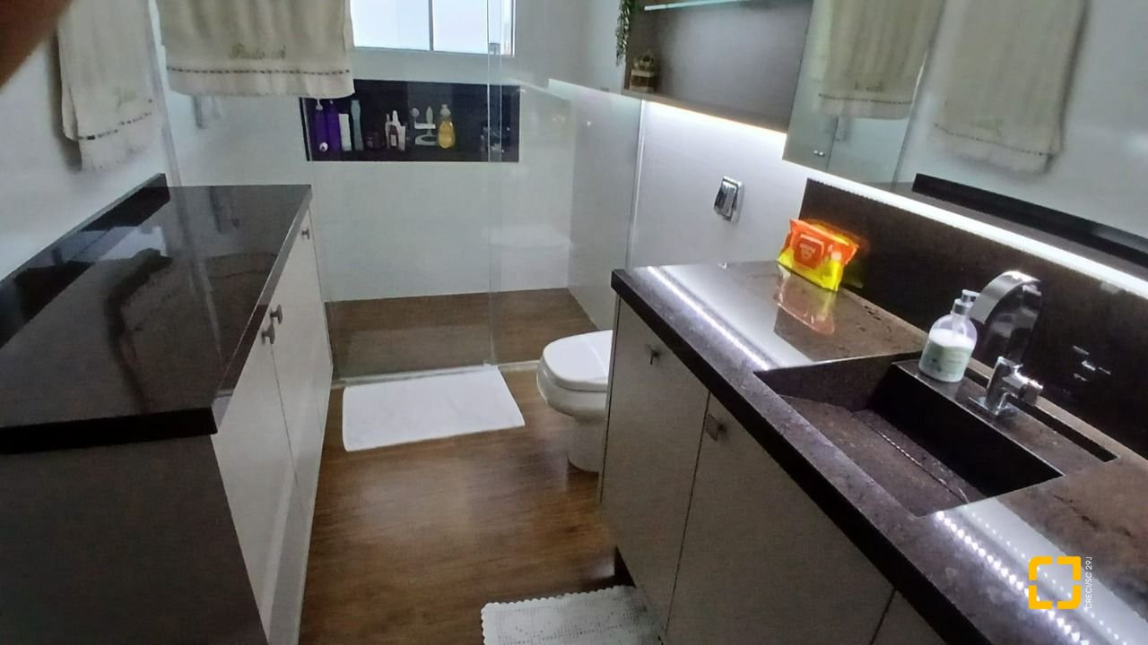 Casa com 271m², 3 quartos (sendo 1 suíte), 2 garagens, no bairro Barreiros em São José