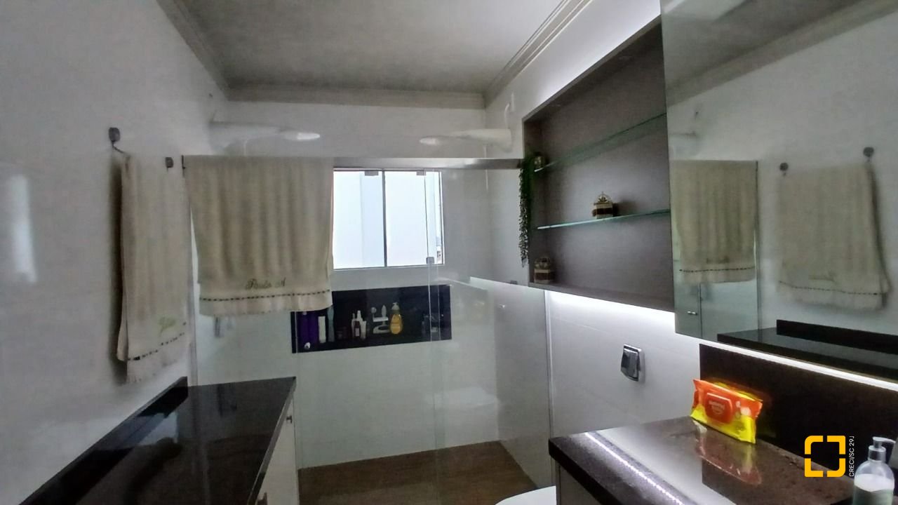 Casa com 271m², 3 quartos (sendo 1 suíte), 2 garagens, no bairro Barreiros em São José