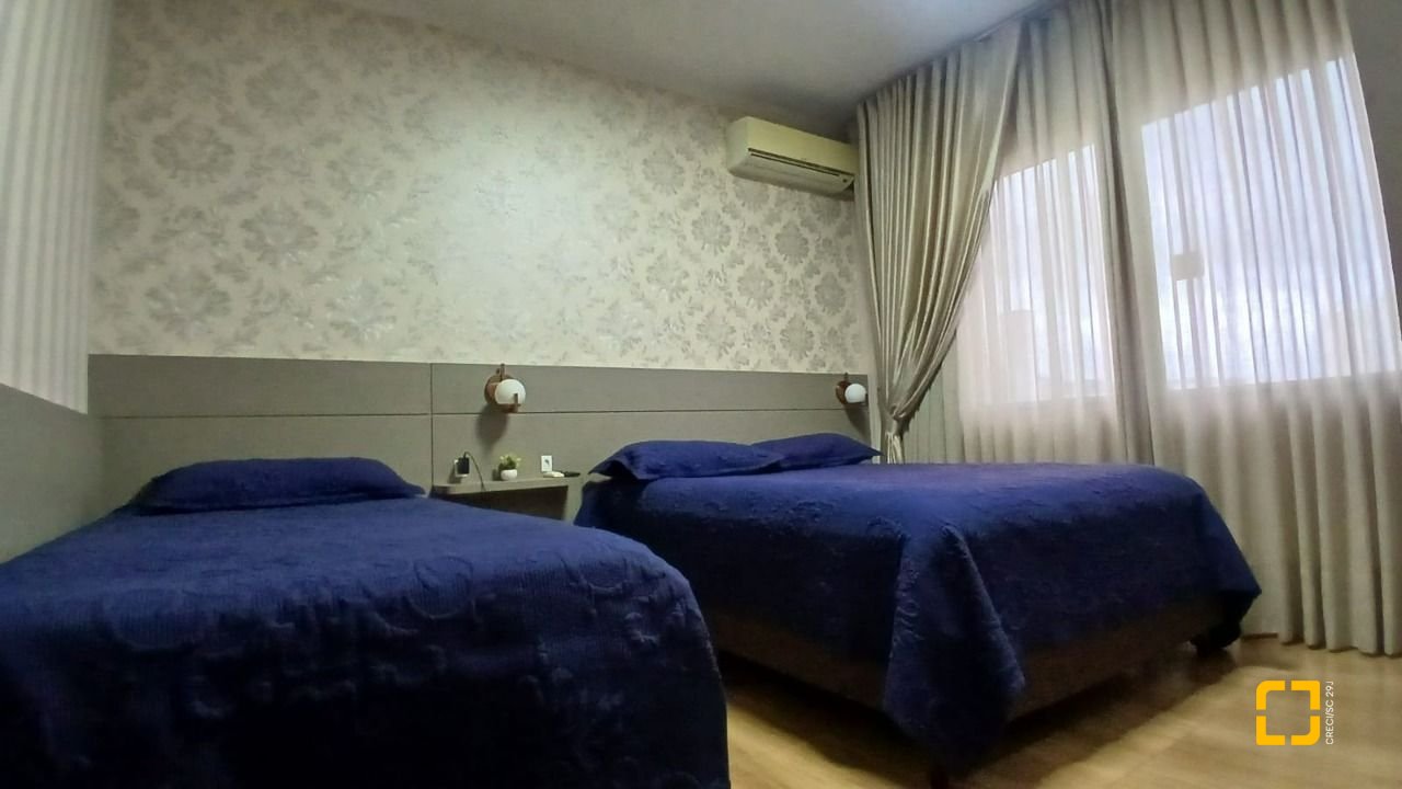 Casa com 271m², 3 quartos (sendo 1 suíte), 2 garagens, no bairro Barreiros em São José