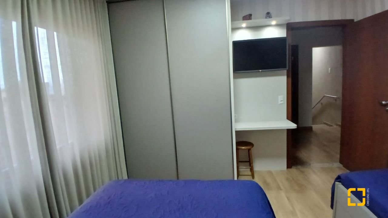 Casa com 271m², 3 quartos (sendo 1 suíte), 2 garagens, no bairro Barreiros em São José