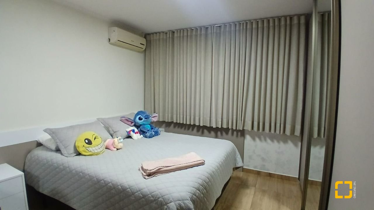 Casa com 271m², 3 quartos (sendo 1 suíte), 2 garagens, no bairro Barreiros em São José