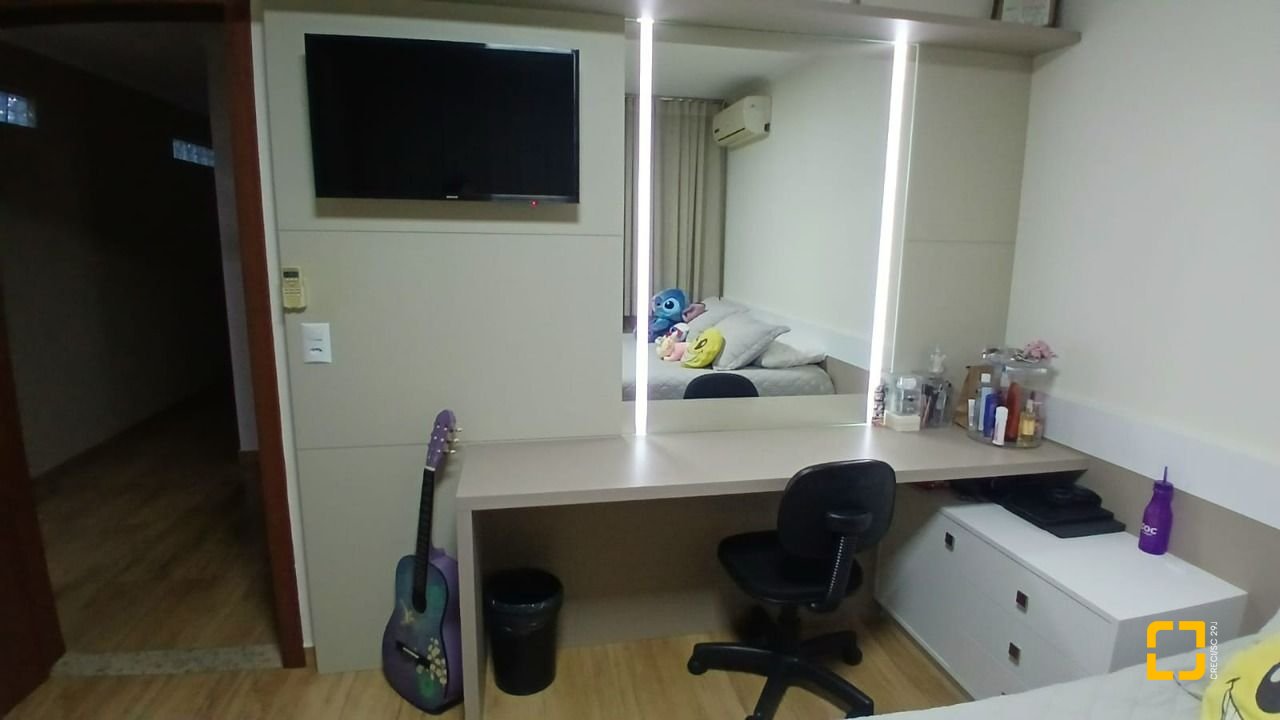 Casa com 271m², 3 quartos (sendo 1 suíte), 2 garagens, no bairro Barreiros em São José