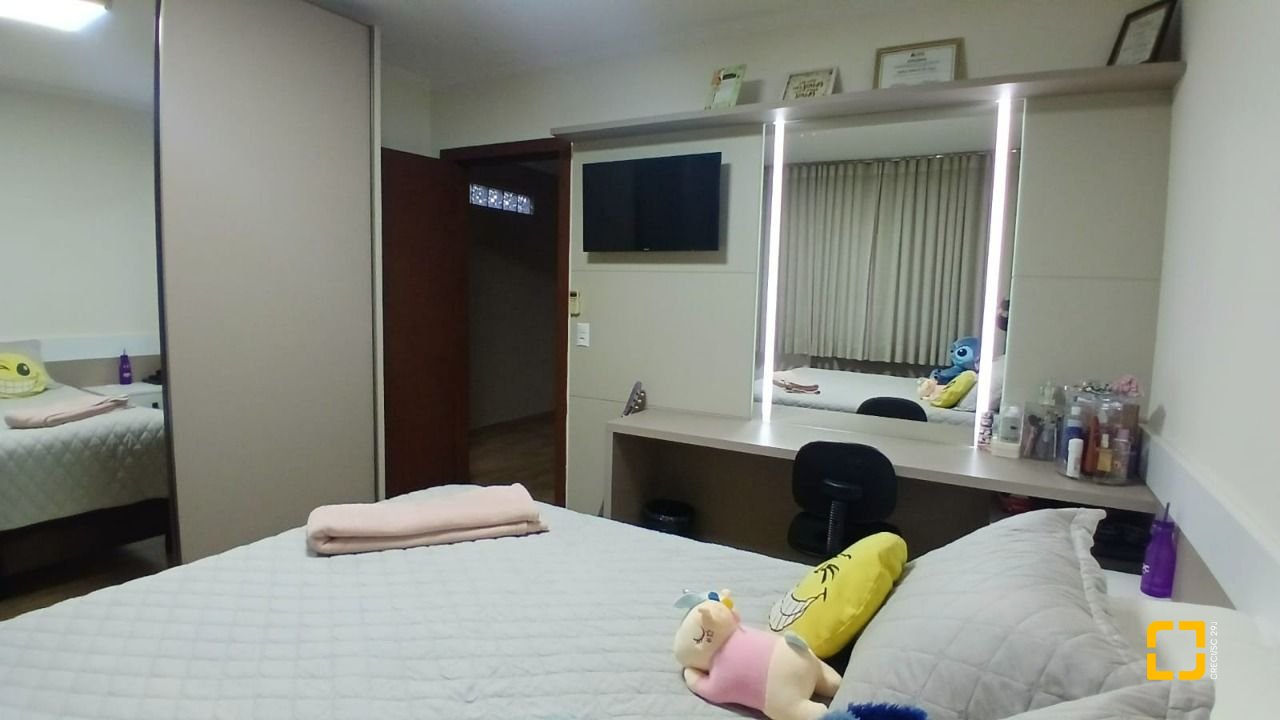Casa com 271m², 3 quartos (sendo 1 suíte), 2 garagens, no bairro Barreiros em São José