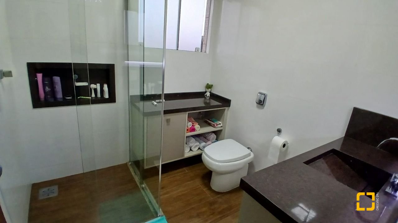 Casa com 271m², 3 quartos (sendo 1 suíte), 2 garagens, no bairro Barreiros em São José
