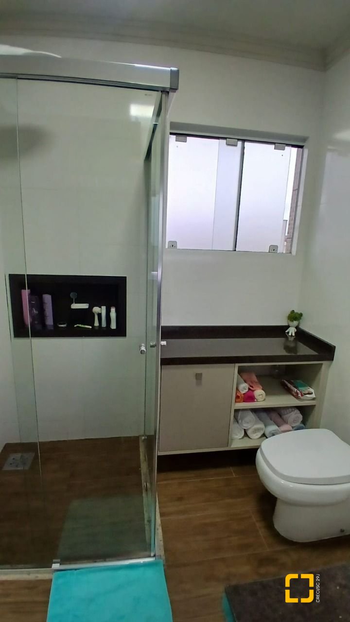 Casa com 271m², 3 quartos (sendo 1 suíte), 2 garagens, no bairro Barreiros em São José