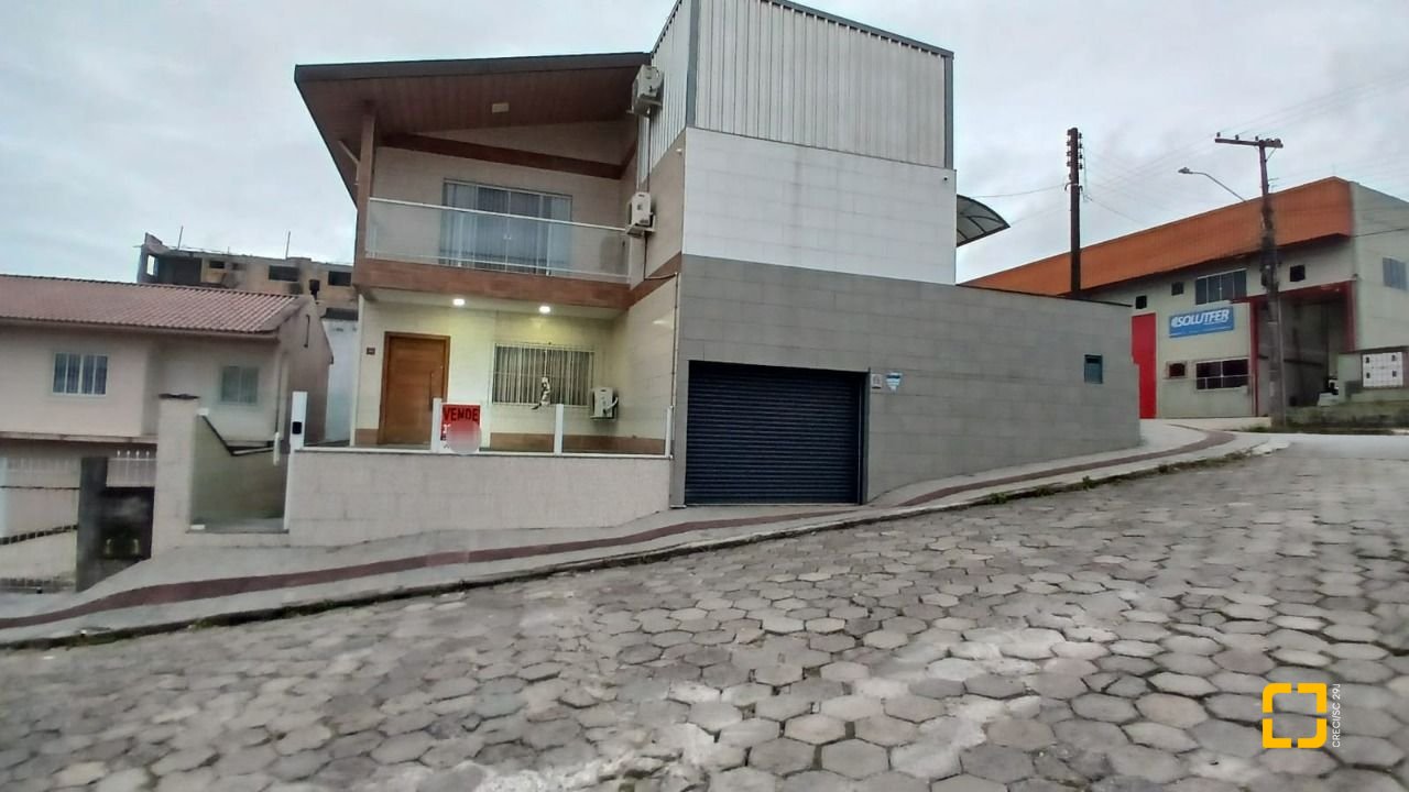 Casa com 271m², 3 quartos (sendo 1 suíte), 2 garagens, no bairro Barreiros em São José