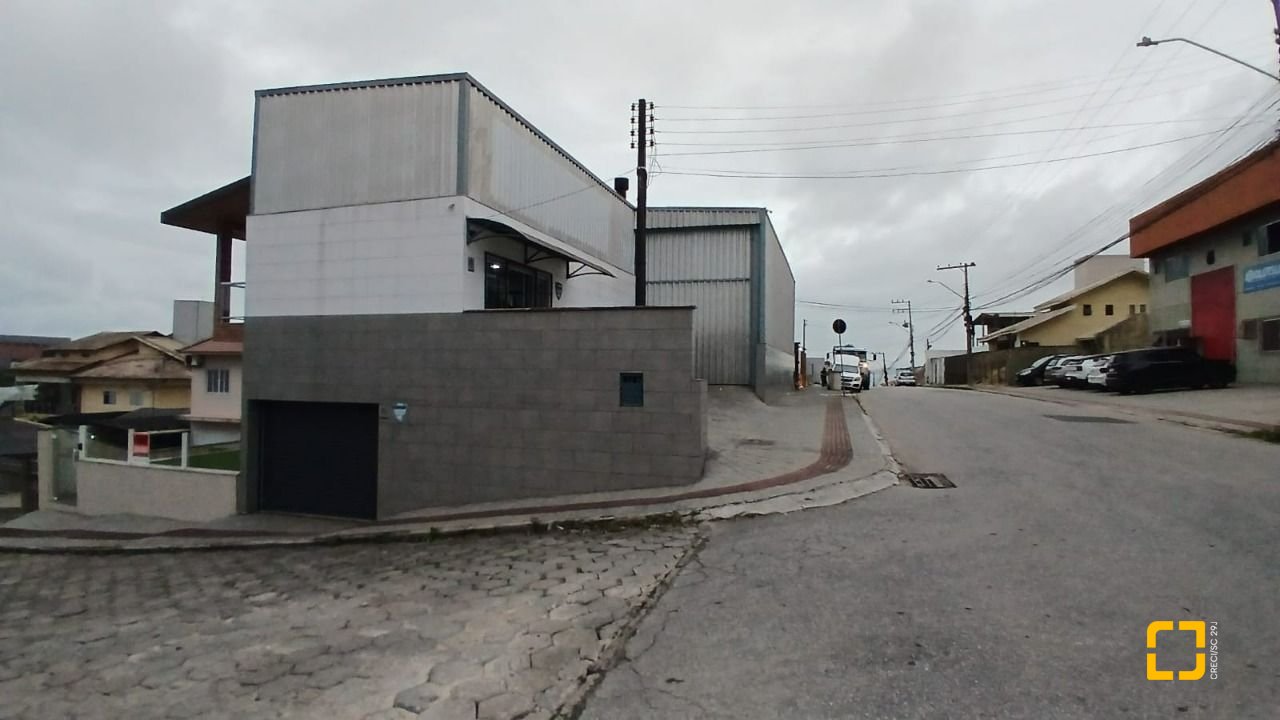 Casa com 271m², 3 quartos (sendo 1 suíte), 2 garagens, no bairro Barreiros em São José