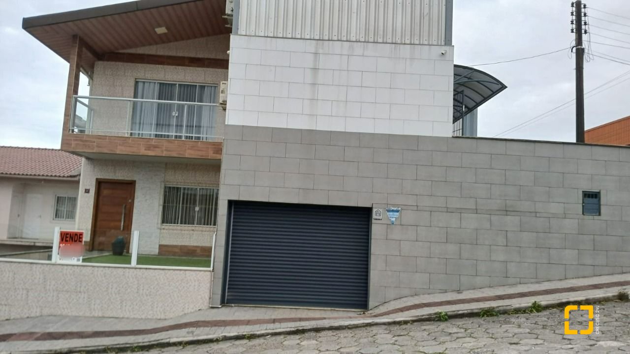Casa com 271m², 3 quartos (sendo 1 suíte), 2 garagens, no bairro Barreiros em São José