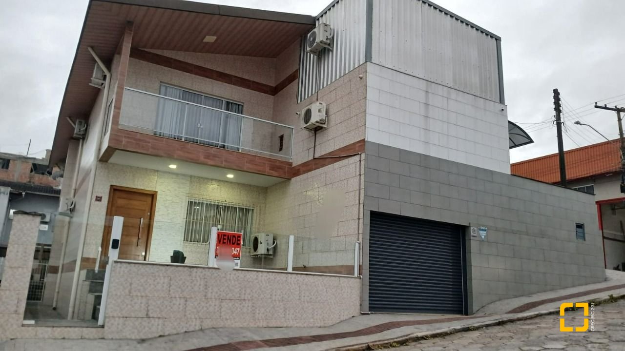 Casa com 271m², 3 quartos (sendo 1 suíte), 2 garagens, no bairro Barreiros em São José