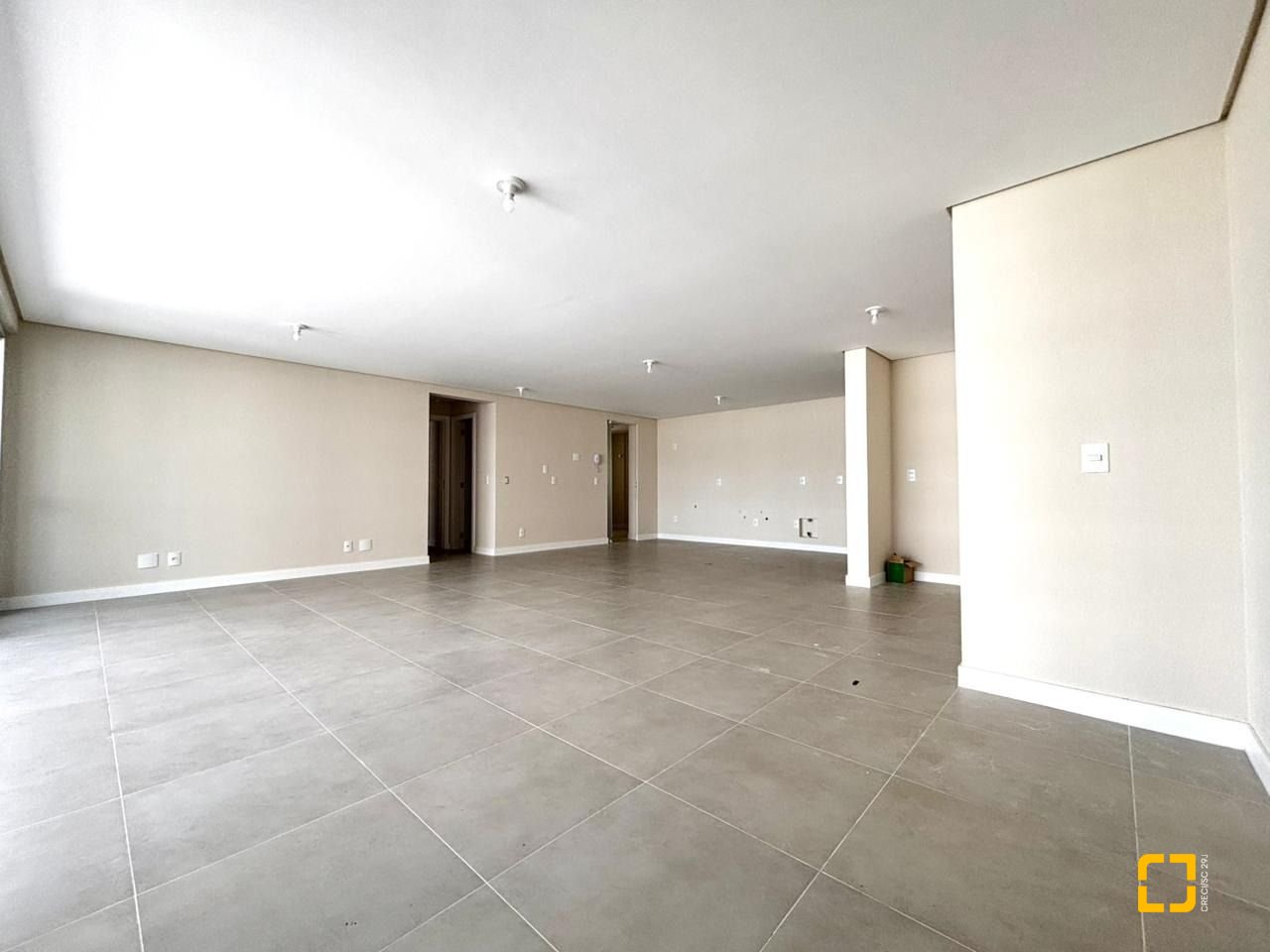 Apartamento com 170m², 6 quartos (sendo 2 suítes), 3 garagens, no bairro Itacorubi em Florianópolis