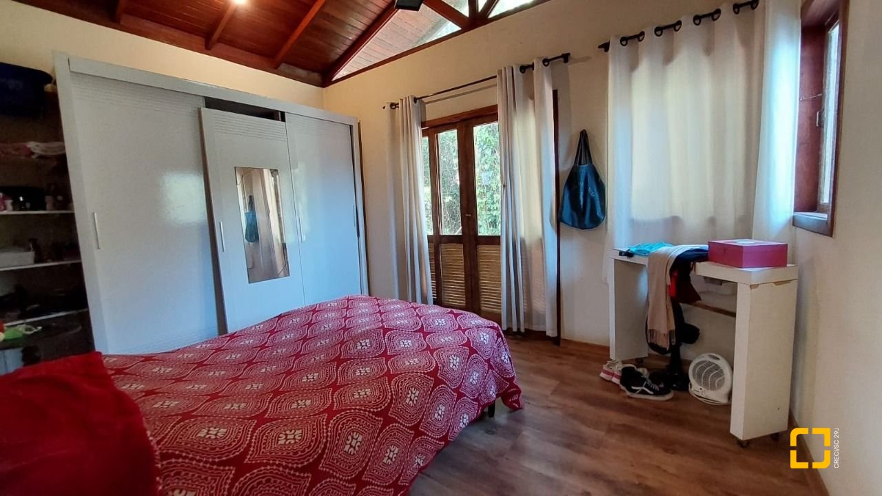 Casa com 160m², 2 quartos (sendo 2 suítes), 2 garagens, no bairro Rio Tavares em Florianópolis