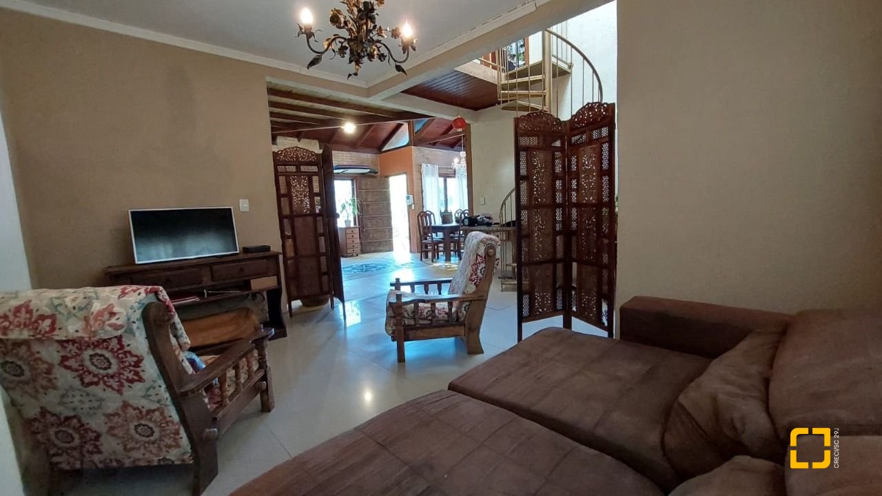 Casa com 160m², 2 quartos (sendo 2 suítes), 2 garagens, no bairro Rio Tavares em Florianópolis