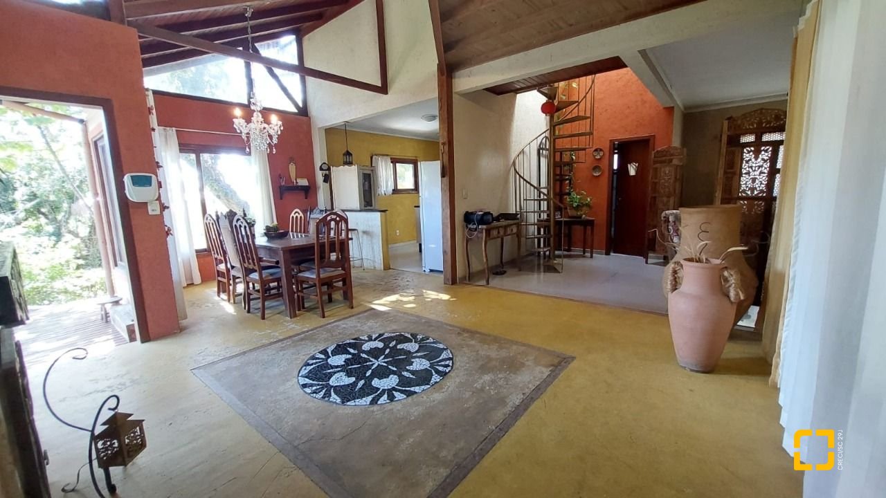 Casa com 160m², 2 quartos (sendo 2 suítes), 2 garagens, no bairro Rio Tavares em Florianópolis