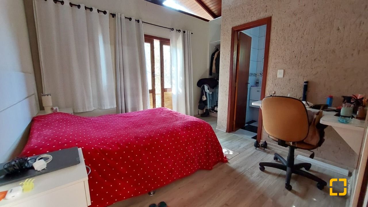 Casa com 160m², 2 quartos (sendo 2 suítes), 2 garagens, no bairro Rio Tavares em Florianópolis