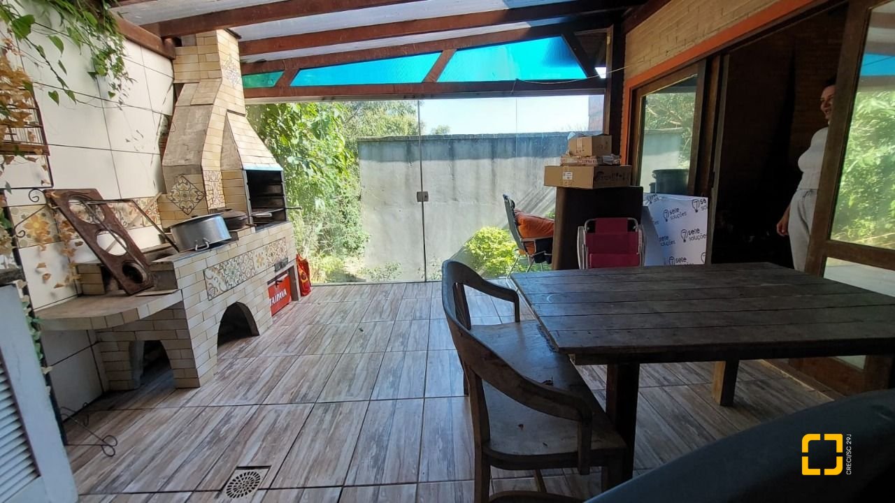 Casa com 160m², 2 quartos (sendo 2 suítes), 2 garagens, no bairro Rio Tavares em Florianópolis