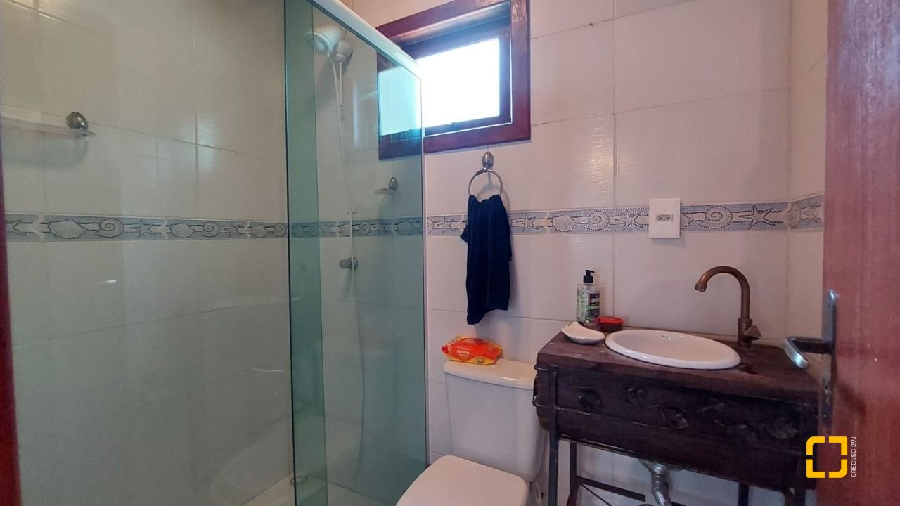 Casa com 160m², 2 quartos (sendo 2 suítes), 2 garagens, no bairro Rio Tavares em Florianópolis