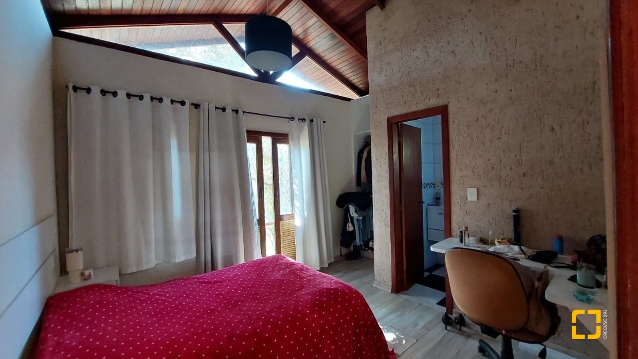 Casa com 160m², 2 quartos (sendo 2 suítes), 2 garagens, no bairro Rio Tavares em Florianópolis