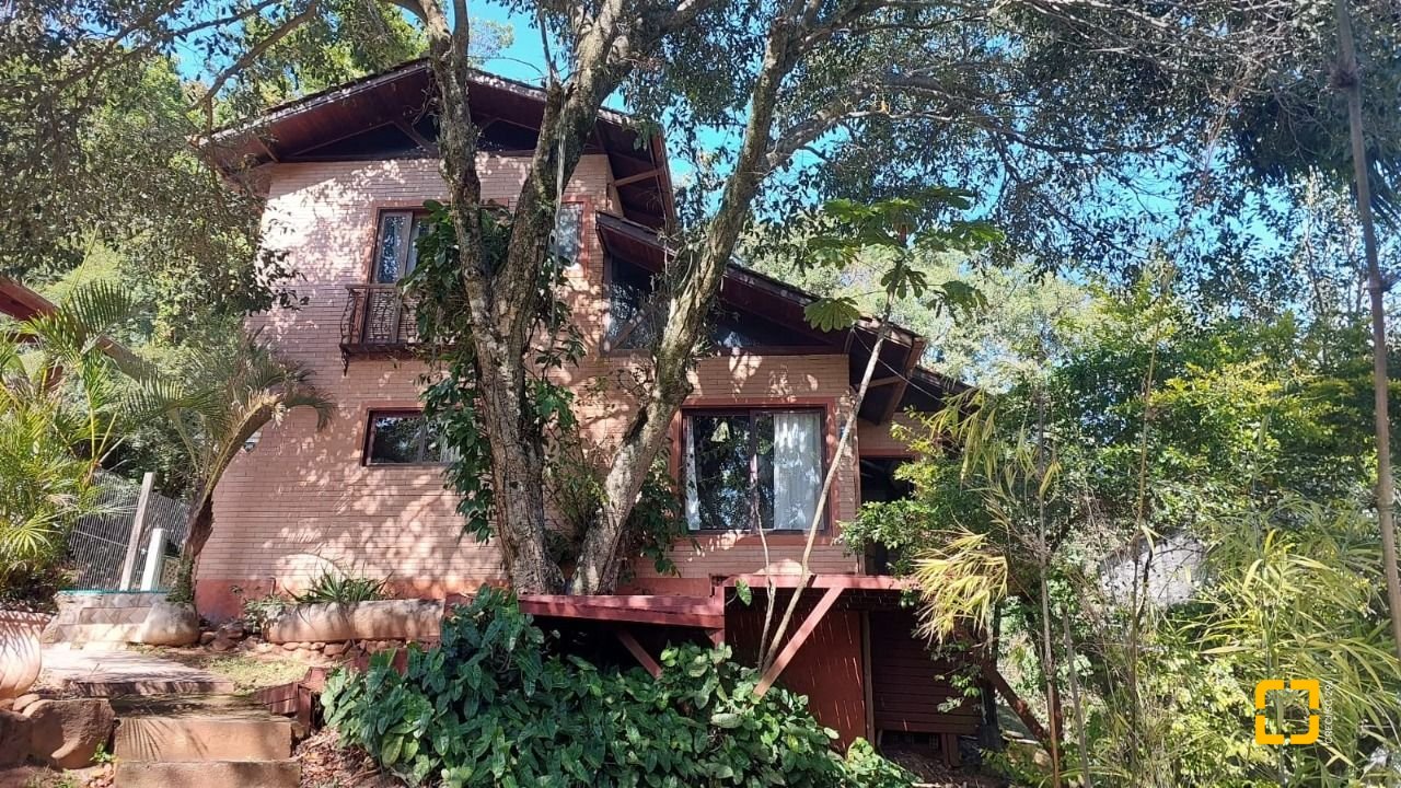 Casa com 160m², 2 quartos (sendo 2 suítes), 2 garagens, no bairro Rio Tavares em Florianópolis