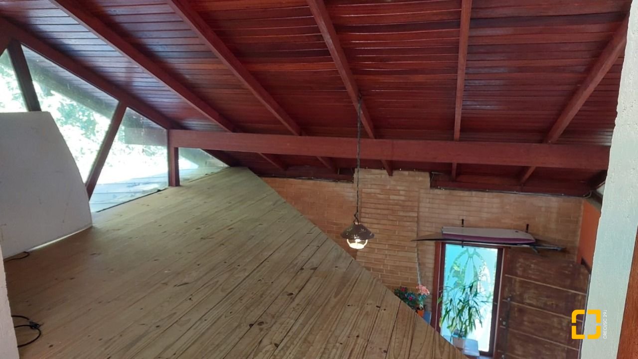 Casa com 160m², 2 quartos (sendo 2 suítes), 2 garagens, no bairro Rio Tavares em Florianópolis