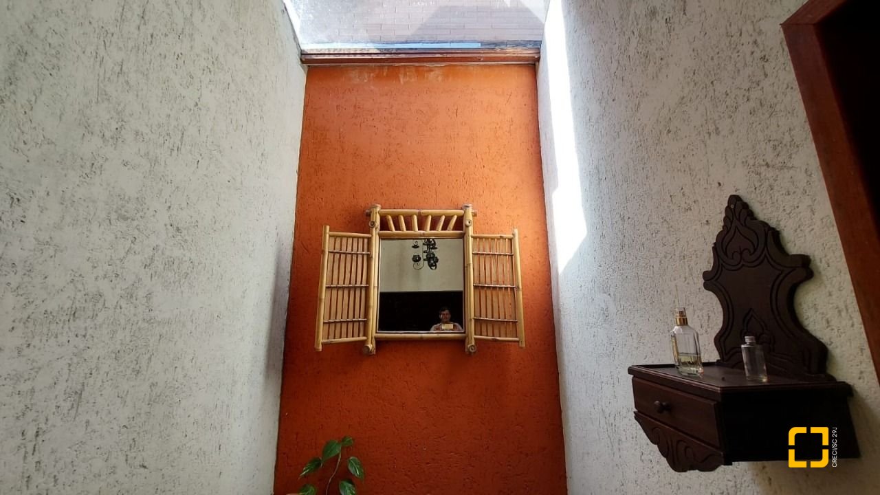 Casa com 160m², 2 quartos (sendo 2 suítes), 2 garagens, no bairro Rio Tavares em Florianópolis