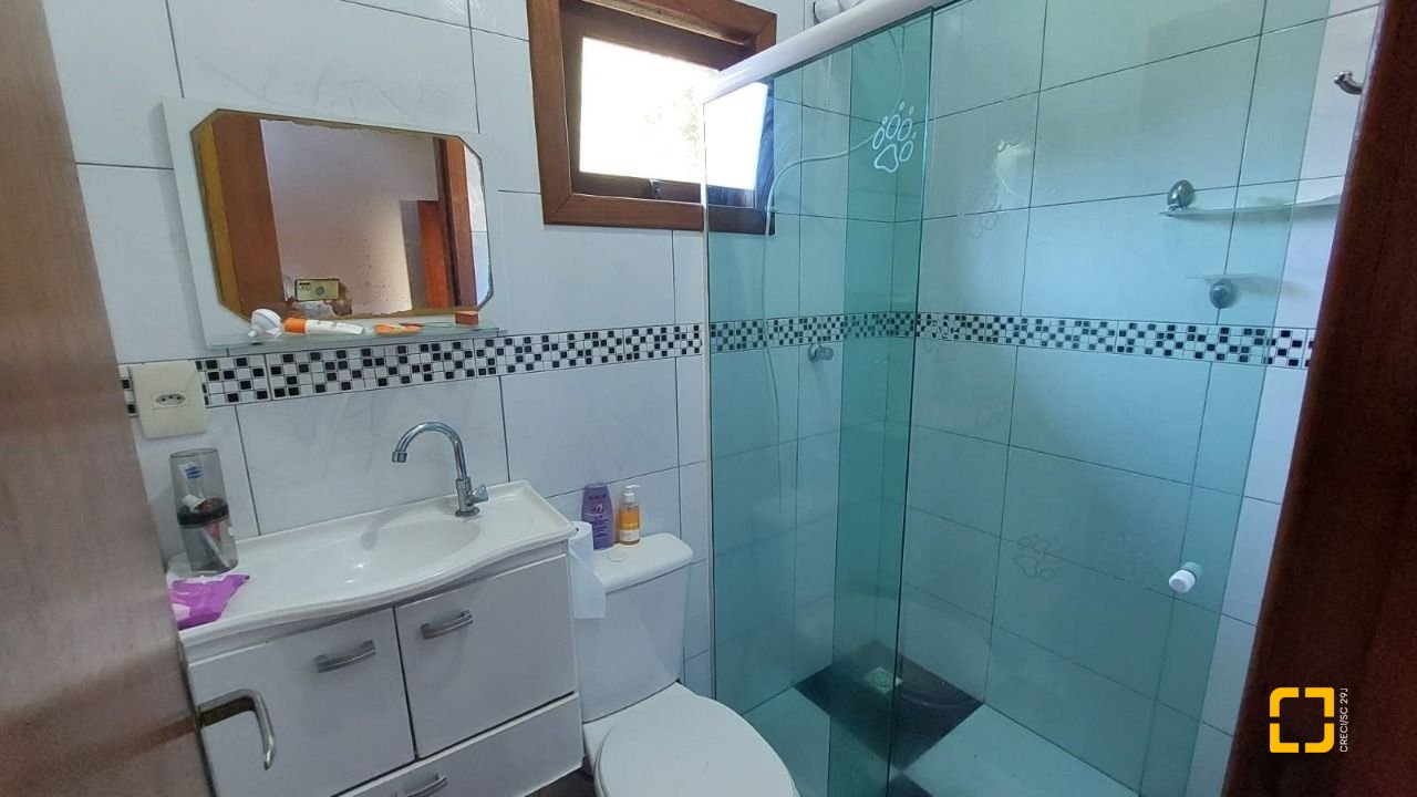 Casa com 160m², 2 quartos (sendo 2 suítes), 2 garagens, no bairro Rio Tavares em Florianópolis