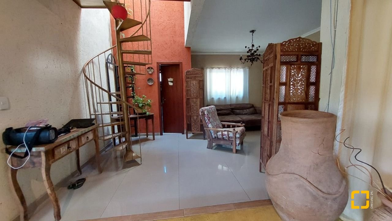 Casa com 160m², 2 quartos (sendo 2 suítes), 2 garagens, no bairro Rio Tavares em Florianópolis